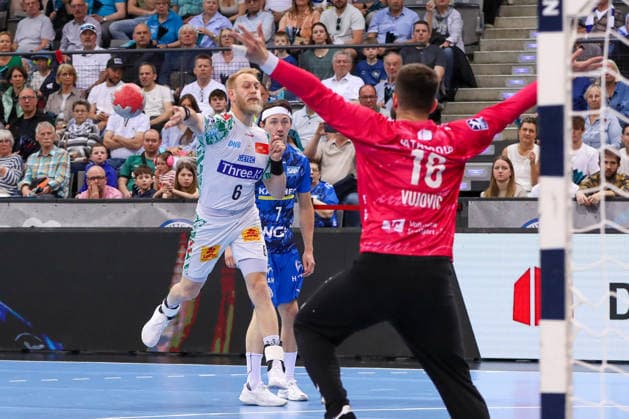 26 04 2026, xgox, Handball Daikin HBL TVB Stuttgart SC Magdeburg emspor, v l Matthias Musche Magdeburg, 6 wirft Tor, Torschuetze, erzielt Tor, Treffer, scores the goal Stuttgart