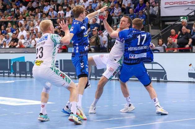 26 04 2026, xgox, Handball Daikin HBL TVB Stuttgart SC Magdeburg emspor, v l Magnus Saugstrup Magdeburg, 23 , Achilleas Toskas Stuttgart, 13 , Felix Claar Magdeburg, 7 , Samuel Roethlisberger Röthlisberger, Stuttgart, 17 duel, duel, fight, tackle Stuttgart