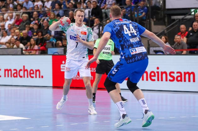 26 04 2026, xgox, Handball Daikin HBL TVB Stuttgart SC Magdeburg emspor, v l Felix Claar Magdeburg, 7 , Lenny Rubin Stuttgart, 44 duel, duel, fight, tackle Stuttgart