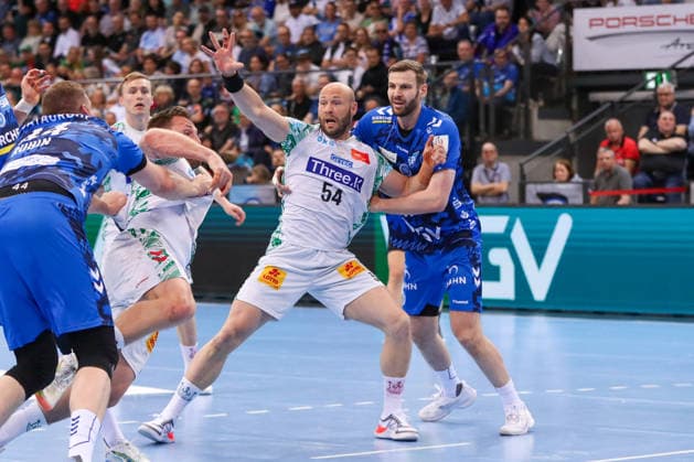 26 04 2026, xgox, Handball Daikin HBL TVB Stuttgart SC Magdeburg emspor, v l Oscar Bergendahl Magdeburg, 54 , Samuel Roethlisberger Röthlisberger, Stuttgart, 17 duel, duel, fight, tackle Stuttgart