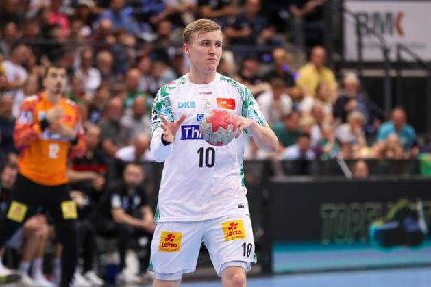 26 04 2026, xgox, Handball Daikin HBL TVB Stuttgart SC Magdeburg emspor, v l Gisli Thorgeir Kristjansson Magdeburg, 10 am Ball, plays the ball Stuttgart