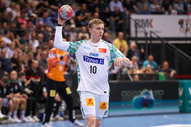 26 04 2026, xgox, Handball Daikin HBL TVB Stuttgart SC Magdeburg emspor, v l Gisli Thorgeir Kristjansson Magdeburg, 10 am Ball, plays the ball Stuttgart