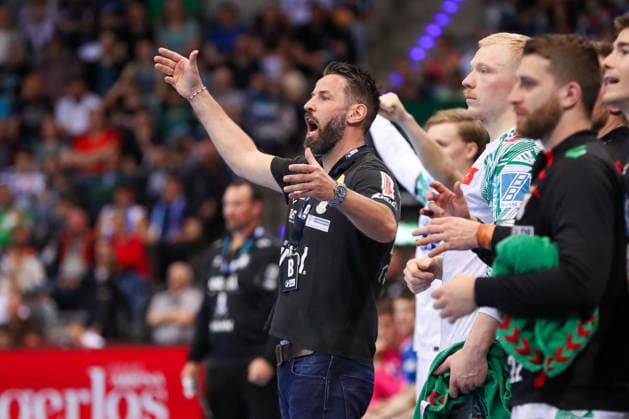 26 04 2026, xgox, Handball Daikin HBL TVB Stuttgart SC Magdeburg emspor, v l Bennet Wiegert Magdeburg, Trainer Reklamiert, complains, scolds Stuttgart