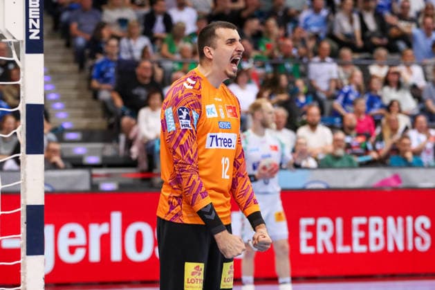 26 04 2026, xgox, Handball Daikin HBL TVB Stuttgart SC Magdeburg emspor, v l Matej Mandic Magdeburg, 12 cheers over held ball, defended, held, Torhueter Stuttgart