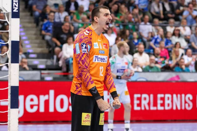 26 04 2026, xgox, Handball Daikin HBL TVB Stuttgart SC Magdeburg emspor, v l Matej Mandic Magdeburg, 12 cheers over held ball, defended, held, Torhueter Stuttgart