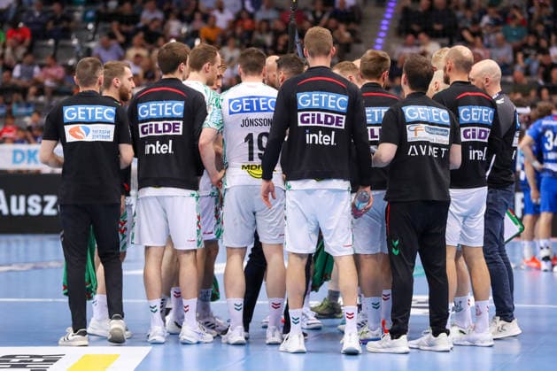 26 04 2026, xgox, Handball Daikin HBL TVB Stuttgart SC Magdeburg emspor, v l Magdeburg in the Stuttgart team circle