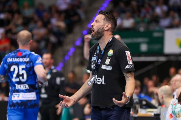 26 04 2026, xgox, Handball Daikin HBL TVB Stuttgart SC Magdeburg emspor, v l Bennet Wiegert Magdeburg, coach gives instructions, gesticulates with arms, gesticulate, gives instructions Stuttgart