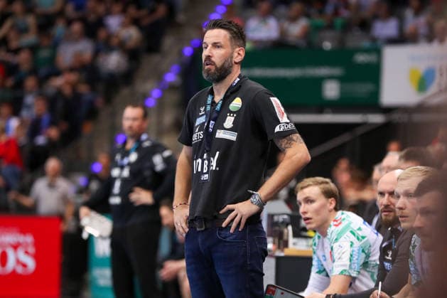 26 04 2026, xgox, Handball Daikin HBL TVB Stuttgart SC Magdeburg emspor, v l Bennet Wiegert Magdeburg, coach gives instructions, gesticulates with arms, gesticulate, gives instructions Stuttgart