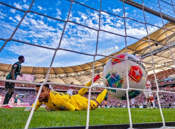 Sport Bilder des Tages 26.04.2026, Fussball 1. Bundesliga 2025 2026, 31.Spieltag, VfB Stuttgart - SV Werder Bremen, in der MHP-Arena Stuttgart, Torwart Mio Backhaus (vorne, Werder Bremen) geschlagen am Boden nach dem Kopfballtor zum 1:1 Ausgleich von Ermedin Demirovic (hinten jubelnd, Stuttgart) ***DFL and DFB regulations prohibit any use of photographs as image sequences and or quasi-video.*** *** 26 04 2026, Soccer 1 Bundesliga 2025 2026, 31 Matchday, VfB Stuttgart SV Werder Bremen, in the MHP Arena Stuttgart, Goalkeeper Mio Backhaus in front, Werder Bremen beaten on the ground after the header goal to equalize 1 1 by Ermedin Demirovic cheering in the back, Stuttgart DFL and DFB regulations prohibit any use of photographs as image sequences and or quasi video