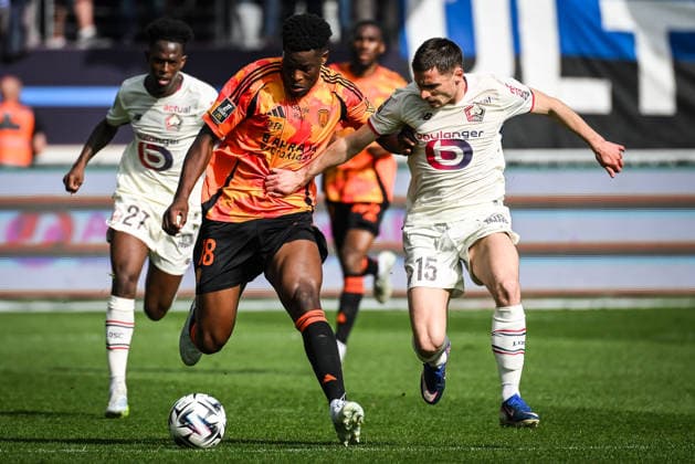 April 26, 2026, Paris, France, France: Marshall MUNETSI of Paris FC and Romain PERRAUD of Lille during the Ligue 1 match between Paris FC and Lille OSC (LOSC) at Jean-Bouin Stadium on April 26, 2026 in Paris, France. Paris FC V Lille OSC - Ligue 1  - ZUMAm308 20260426_zsp_m308_002 Copyright: xMatthieuxMirvillex