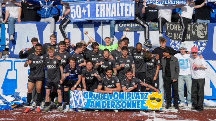 Sport Bilder des Tages 26.04.2026, Heinz-Dettmer-Stadion, Lohne , GER, Regionalliga-Nord, 31. Spieltag: BW Lohne vs SV Meppen, die SVM-Mannschaft jubelt vor den Fans DFL REGULATIONS PROHIBIT ANY USE OF PHOTOGRAPHS AS IMAGE SEQUENCES AND OR QUASI-VIDEO. Lohne Niedersachsen Deutschland Heinz-Dettmer-Stadion *** 26 04 2026, Heinz Dettmer Stadion, Lohne , GER, Regionalliga Nord, 31 Matchday BW Lohne vs SV Meppen, the SVM team cheers in front of the fans DFL REGULATIONS PROHIBIT ANY USE OF PHOTOGRAPHS AS IMAGE SEQUENCES AND OR QUASI VIDEO Lohne Lower Saxony Germany Heinz Dettmer Stadion