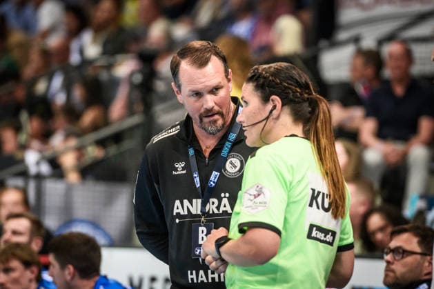 Misha Kaufmann TVB Stuttgart, Coach talks to referee GER, TVB Stuttgart SC Magdeburg, DAIKIN HBL, Handball, Bundesliga, Matchday 29, Season 2025 2026, 26 04 2026 GER, TVB Stuttgart SC Magdeburg, DAIKIN HBL, Handball, Bundesliga, Matchday 29, Season 2025 2026, 26 04 2026 Stuttgart Copyright: xSandyxDinkelackerx EP_SDR