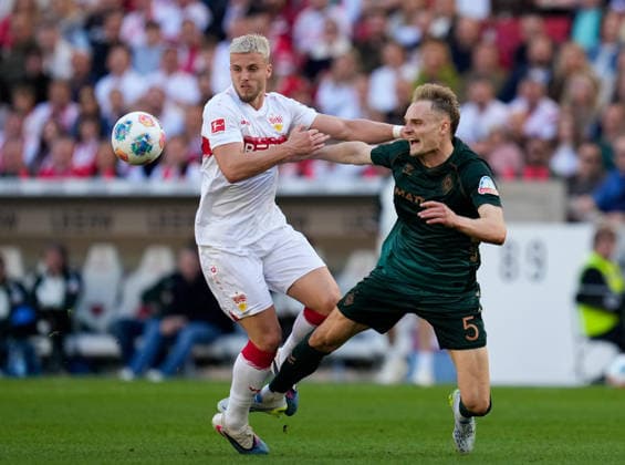 Sport Bilder des Tages Ermedin Demirovic (VfB Stuttgart, 9) duels Amos Pieper (SV Werder Bremen, 5) VfB Stuttgart vs SV Werder Bremen, 1. Bundesliga, 31. Spieltag, Saison 2025 2026, Volkswagen Arena, GER, 26.04.2026 DFL REGULATIONS PROHIBIT ANY USE OF PHOTOGRAPHS AS IMAGE SEQUENCES AND OR QUASI-VIDEO Foto: HMB Media Scott W. Coleman Stuttgart MHP Arena Baden-Württemberg GER Copyright: xScottxW.xColemanx
