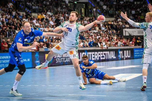 Albin Lagergren SC Magdeburg 21 vs Lenny Rubin TVB Stuttgart, 44 , behind him on the floor Antonio Serradilla TVB Stuttgart, 05 GER, TVB Stuttgart SC Magdeburg, DAIKIN HBL, Handball, Bundesliga, 29 Matchday, Season 2025 2026, 26 04 2026 GER, TVB Stuttgart SC Magdeburg, DAIKIN HBL, Handball, Bundesliga, 29 Matchday, Season 2025 2026, 26 04 2026 Stuttgart Copyright: xSandyxDinkelackerx EP_SDR