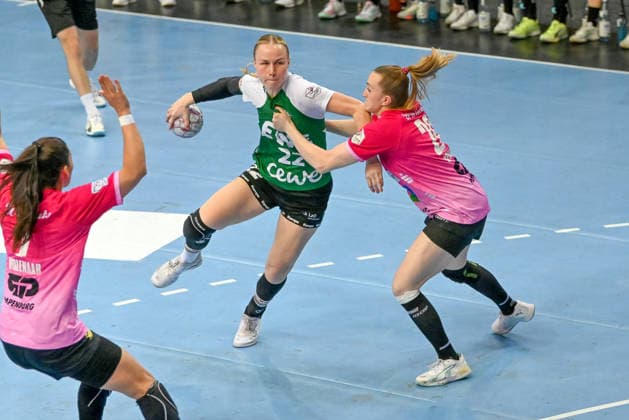 Lotta Roepcke VfL Oldenburg, 22 on the ball against Cara Reuthal SV Union Halle Neustadt, 26 VfL Oldenburg vs SV Union Halle Neustadt, ALSCO Handball Bundesliga Women, Playoffs, Matchday 2, Season 2025 2026, 25 04 2026, VfL Oldenburg vs SV Union Halle Neustadt, ALSCO Handball Bundesliga Women, Playoffs, Matchday 2, Season 2025 2026, 25 04 2026 Oldenburg Copyright: xEibner-Pressefoto RobertxGertzenx EP_RGN