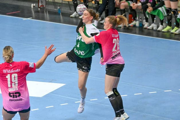 Toni Reinemann VfL Oldenburg, 04 vs Cara Reuthal SV Union Halle Neustadt, 26 VfL Oldenburg vs SV Union Halle Neustadt, ALSCO Handball Bundesliga Women, Playoffs, Matchday 2, Season 2025 2026, 25 04 2026, VfL Oldenburg vs SV Union Halle Neustadt, ALSCO Handball Bundesliga Women, Playoffs, Matchday 2, Season 2025 2026, 25 04 2026 Oldenburg Copyright: xEibner-Pressefoto RobertxGertzenx EP_RGN