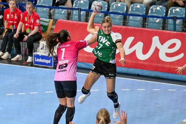 Joanna Granicka VfL Oldenburg, 21 vs Engelina Molenaar SV Union Halle Neustadt, 07 VfL Oldenburg vs SV Union Halle Neustadt, ALSCO Handball Bundesliga Women, Playoffs, Matchday 2, Season 2025 2026, 25 04 2026, VfL Oldenburg vs SV Union Halle Neustadt, ALSCO Handball Bundesliga Women, Playoffs, Matchday 2, Season 2025 2026, 25 04 2026 Oldenburg Copyright: xEibner-Pressefoto RobertxGertzenx EP_RGN