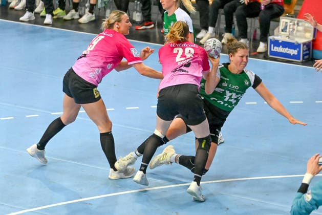 Marie Steffen VfL Oldenburg, 14 vs Lea Gruber SV Union Halle Neustadt, 19 and Cara Reuthal SV Union Halle Neustadt, 26 VfL Oldenburg vs SV Union Halle Neustadt, ALSCO Handball Bundesliga Women, Playoffs, Matchday 2, Season 2025 2026, 25 04 2026, VfL Oldenburg vs SV Union Halle Neustadt, ALSCO Handball Bundesliga Women, Playoffs, Matchday 2, Season 2025 2026, 25 04 2026 Oldenburg Copyright: xEibner-Pressefoto RobertxGertzenx EP_RGN