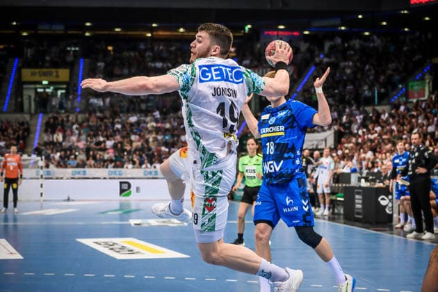 Elvar Oern Jonsson SC Magdeburg 19 jumps into the circle, past Linus Schmid TVB Stuttgart, 18 GER, TVB Stuttgart SC Magdeburg, DAIKIN HBL, Handball, Bundesliga, Matchday 29, Season 2025 2026, 26 04 2026 GER, TVB Stuttgart SC Magdeburg, DAIKIN HBL, Handball, Bundesliga, Matchday 29, Season 2025 2026, 26 04 2026 Stuttgart Copyright: xSandyxDinkelackerx EP_SDR