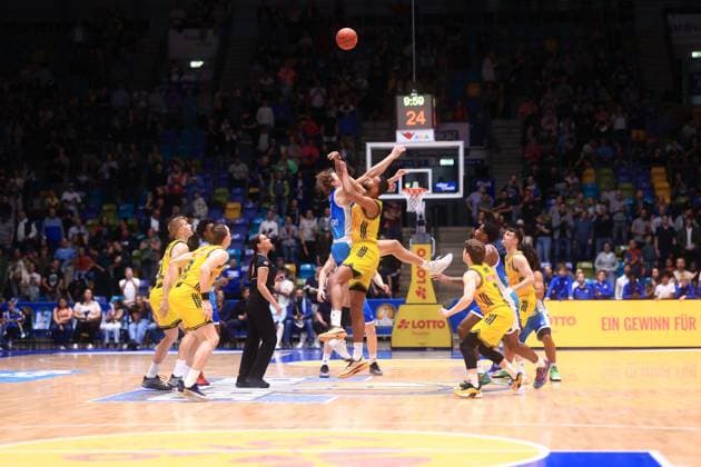 Jump ball between Jonas Mattisseck 9 Alba Berlin and a player from Frankfurt Skyliners in the SNP Dome at Süwag Jump ball between Jonas Mattisseck 9 Alba Berlin and Frankfurt Skyliners Copyright: xspeedshotx
