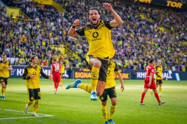 Sport Bilder des Tages Deutschland: Fussball Bundesliga 2025 - 2026, 31. Spieltag - BVB Borussia Dortmund vs SC Freiburg - Signal-Iduna-Park (Dortmund): Tor und Torjubel zum 3:0 durch Ramy Bensebaini Ramy Bensebaini (Borussia Dortmund, 5) Freude, Emotionen, Jubel, Geste, Gestik, Emotion, Mimik, Gesichtsausdruck, Emotion, Sprung *** Germany Soccer Bundesliga 2025 2026, 31 Matchday BVB Borussia Dortmund vs SC Freiburg Signal Iduna Park Dortmund Goal and goal celebration to 3 0 by Ramy Bensebaini Ramy Bensebaini Borussia Dortmund, 5 joy, emotions, cheer, gesture, gesture, emotion, facial expression, facial expression, emotion, jump Copyright: xJOERANxSTEINSIEKx