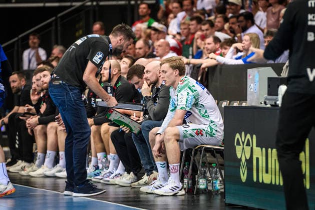 Bennet Wiegert Coach SC Magdeburg talks to Gisli Thorgeir Kristjansson SC Magdeburg 10 GER, TVB Stuttgart SC Magdeburg, DAIKIN HBL, Handball, Bundesliga, Matchday 29, Season 2025 2026, 26 04 2026 GER, TVB Stuttgart SC Magdeburg, DAIKIN HBL, Handball, Bundesliga, Matchday 29, Season 2025 2026, 26 04 2026 Stuttgart Copyright: xSandyxDinkelackerx EP_SDR