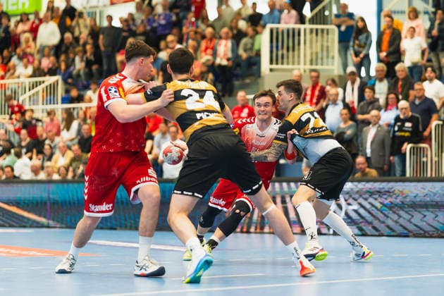 Lauro Pichiri HC Elbflorenz 2006, 24 ,Max Neuhaus TuSEM Essen, 37 in duel with Oliver Seidler HC Elbflorenz 2006, 71 TuSEM Essen vs HC Elbflorenz Dresden, Handball, 2 HBL, Matchday 29, Season 2025 26, 26 04 2026, TuSEM Essen vs HC Elbflorenz Dresden, Handball, 2 HBL, Matchday 29, Season 2025 26, 26 04 2026 Essen Copyright: xEibner-Pressefoto LukasxBaldygax EP_LBA