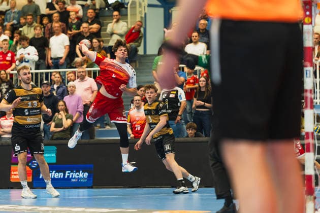 Anton Preußner HC Elbflorenz 2006, 13 , Felix Goettler TuSEM Essen, 04 on jump shot, Louis Bensch HC Elbflorenz 2006, 03 TuSEM Essen vs HC Elbflorenz Dresden, Handball, 2 HBL, Matchday 29, Season 2025 26, 26 04 2026, TuSEM Essen vs HC Elbflorenz Dresden, Handball, 2 HBL, Matchday 29, Season 2025 26, 26 04 2026 Essen Copyright: xEibner-Pressefoto LukasxBaldygax EP_LBA
