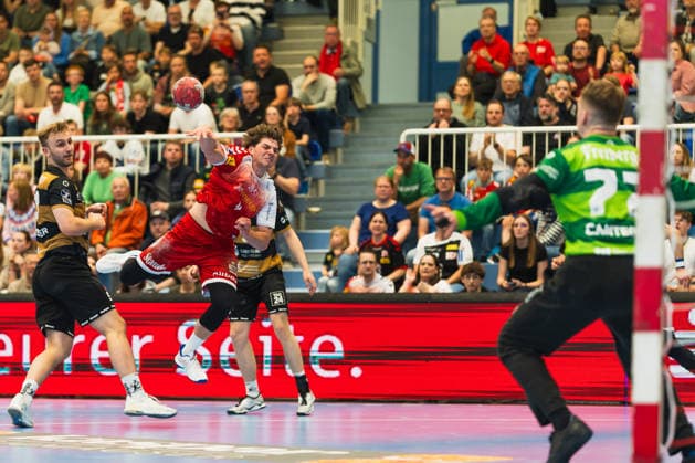 Anton Preußner HC Elbflorenz 2006, 13 looks after Felix Goettler TuSEM Essen, 04, Robin Cantegrel HC Elbflorenz 2006, 77 in goal TuSEM Essen vs HC Elbflorenz Dresden, Handball, 2 HBL, Matchday 29, Season 2025 26, 26 04 2026, TuSEM Essen vs HC Elbflorenz Dresden, Handball, 2 HBL, Matchday 29, Season 2025 26, 26 04 2026 Essen Copyright: xEibner-Pressefoto LukasxBaldygax EP_LBA