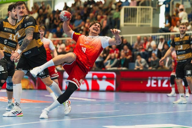 Doruk Pehlivan HC Elbflorenz 2006, 11 and Oliver Seidler HC Elbflorenz 2006, 71 come too late on Finn Wolframs throw TuSEM Essen, 10 TuSEM Essen vs HC Elbflorenz Dresden, Handball, 2 HBL, Matchday 29, Season 2025 26, 26 04 2026, TuSEM Essen vs HC Elbflorenz Dresden, Handball, 2 HBL, Matchday 29, Season 2025 26, 26 04 2026 Essen Copyright: xEibner-Pressefoto LukasxBaldygax EP_LBA
