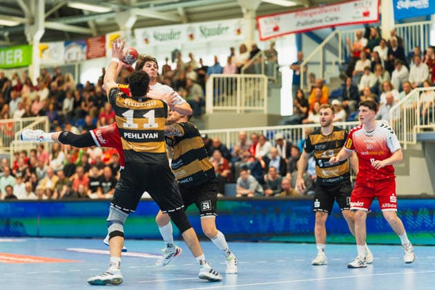 Doruk Pehlivan HC Elbflorenz 2006, 11 tries to block Felix Goettler TuSEM Essen, 04, Anton Preußner HC Elbflorenz 2006, 13 , Valentin Willner TuSEM Essen, 05 TuSEM Essen vs HC Elbflorenz Dresden, Handball, 2 HBL, Matchday 29, Season 2025 26, 26 04 2026, TuSEM Essen vs HC Elbflorenz Dresden, Handball, 2 HBL, Matchday 29, Season 2025 26, 26 04 2026 Essen Copyright: xEibner-Pressefoto LukasxBaldygax EP_LBA