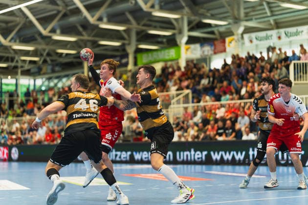 Jonas Thuemmler HC Elbflorenz 2006, 46 grabs Felix Mart TuSEM Essen, 03 in the chest during a pass, Oliver Seidler HC Elbflorenz 2006, 71 in a duel TuSEM Essen vs HC Elbflorenz Dresden, Handball, 2 HBL, Matchday 29, Season 2025 26, 26 04 2026, TuSEM Essen vs HC Elbflorenz Dresden, Handball, 2 HBL, Matchday 29, Season 2025 26, 26 04 2026 Essen Copyright: xEibner-Pressefoto LukasxBaldygax EP_LBA