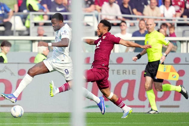 Inter Milan s Marcus Thuram fights for the ball with Torino™s Enzo Ebosse during the Serie A soccer match between Torino and Inter at the Grande Torino Stadium in Turin , north Italy - Sunday , April 26 , 2026. - Soccer .  Copyright: xSpada LaPressex