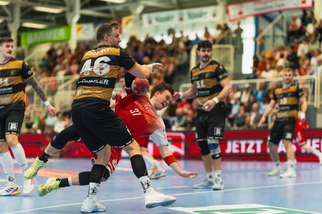 Jonas Thuemmler HC Elbflorenz 2006, 46 reaches into the throwing arm of Max Neuhaus TuSEM Essen, 37 TuSEM Essen vs HC Elbflorenz Dresden, Handball, 2 HBL, 29 Matchday, Season 2025 26, 26 04 2026, TuSEM Essen vs HC Elbflorenz Dresden, Handball, 2 HBL, 29 Matchday, Season 2025 26, 26 04 2026 Essen Copyright: xEibner-Pressefoto LukasxBaldygax EP_LBA