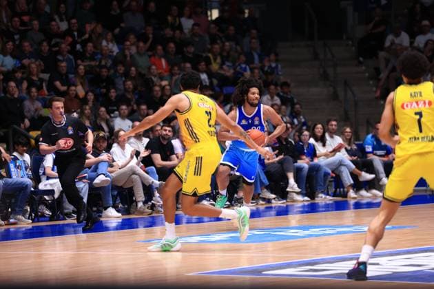 Ryan Hawkins 33 Frankfurt Skyliners with the ball at the basket, while Jack Kayil 7 Alba Berlin and Anton Nufer 20 Alba Berlin defend Game scene with Ryan Hawkins 33 Frankfurt Skyliners and Jack Kayil 7 Alba Berlin Copyright: xspeedshotx