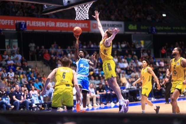 Isaiah Swope 1 Frankfurt Skyliners with jump shot over Norris Agbakoko 17 Alba Berlin in the Süwag Jump shot by Isaiah Swope 1 Frankfurt Skyliners over Norris Agbakoko 17 Alba Berlin Copyright: xspeedshotx