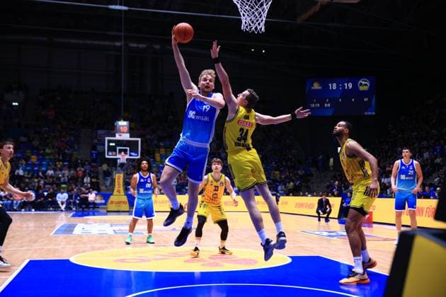 Till Pape 19 Frankfurt Skyliners with jump shot, while Justin Bean 34 Alba Berlin and Norris Agbakoko 17 Alba Berlin defend in the Süwag Arena Jump shot by Till Pape 19 Frankfurt Skyliners against Justin Bean 34 Alba Berlin and Norris Agbakoko 17 Alba Berlin Copyright: xspeedshotx