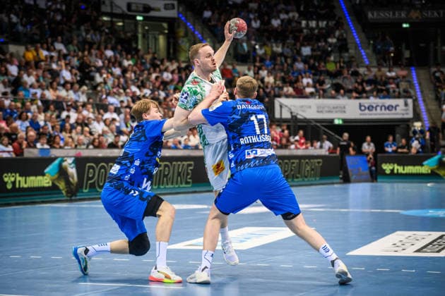 Omar Ingi Magnusson SC Magdeburg 14 between Linus Schmid TVB Stuttgart, 18 and Samuel Roethlisberger TVB Stuttgart, 17 GER, TVB Stuttgart SC Magdeburg, DAIKIN HBL, Handball, Bundesliga, 29 Matchday, Season 2025 2026, 26 04 2026 GER, TVB Stuttgart SC Magdeburg, DAIKIN HBL, Handball, Bundesliga, 29 Matchday, Season 2025 2026, 26 04 2026 Stuttgart Copyright: xSandyxDinkelackerx EP_SDR