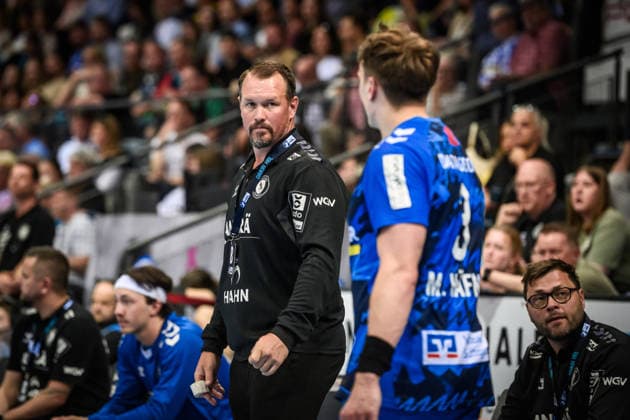 Misha Kaufmann TVB Stuttgart, Coach watches Max Haefner TVB Stuttgart, 03 GER, TVB Stuttgart SC Magdeburg, DAIKIN HBL, Handball, Bundesliga, Matchday 29, Season 2025 2026, 26 04 2026 GER, TVB Stuttgart SC Magdeburg, DAIKIN HBL, Handball, Bundesliga, Matchday 29, Season 2025 2026, 26 04 2026 Stuttgart Copyright: xSandyxDinkelackerx EP_SDR