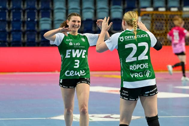 Lana Teiken VfL Oldenburg, 03 and Lotta Roepcke VfL Oldenburg, 22 cheer VfL Oldenburg vs SV Union Halle Neustadt, ALSCO Handball Bundesliga Women, Playoffs, Matchday 2, Season 2025 2026, 25 04 2026, VfL Oldenburg vs SV Union Halle Neustadt, ALSCO Handball Bundesliga Women, Playoffs, Matchday 2, Season 2025 2026, 25 04 2026 Oldenburg Copyright: xEibner-Pressefoto RobertxGertzenx EP_RGN
