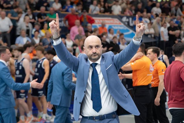 Sport Bilder des Tages Milenko Bogicevic (MBC, Head Coach) jubelt nach dem83:52 Heimsieg, Syntainics MBC vs. Fitness First Würzburg Baskets, Basketball, 1. Bundesliga, Maenner, 31. Spieltag, Saison 2025 26, 26.04.2026. Weißenfels Stadthalle Sachsen-Anhalt Deutschland *** Milenko Bogicevic MBC, Head Coach cheers after the83 52 home win, Syntainics MBC vs Fitness First Würzburg Baskets, Basketball, 1 Bundesliga, Men, Matchday 31, Season 2025 26, 26 04 2026 Weißenfels Stadthalle Sachsen Anhalt Germany