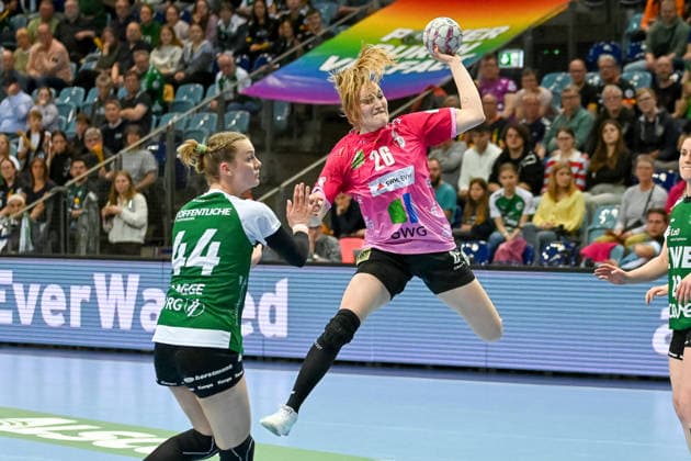 Cara Reuthal SV Union Halle Neustadt, 26 on the ball against Lisa Marie Fragge VfL Oldenburg, 44 VfL Oldenburg vs SV Union Halle Neustadt, ALSCO Handball Bundesliga Women, Playoffs, Matchday 2, Season 2025 2026, 25 04 2026, VfL Oldenburg vs SV Union Halle Neustadt, ALSCO Handball Bundesliga Women, Playoffs, Matchday 2, Season 2025 2026, 25 04 2026 Oldenburg Copyright: xEibner-Pressefoto RobertxGertzenx EP_RGN