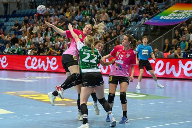 Lea Gruber SV Union Halle Neustadt, 19 on the ball against Lotta Roepcke VfL Oldenburg, 22 , Marie Steffen VfL Oldenburg, 14 and Madeleine Oestlund SV Union Halle Neustadt, 13 VfL Oldenburg vs SV Union Halle Neustadt, ALSCO Handball Bundesliga Women, Playoffs, Matchday 2, Season 2025 2026, 25 04 2026, VfL Oldenburg vs SV Union Halle Neustadt, ALSCO Handball Bundesliga Women, Playoffs, Matchday 2, Season 2025 2026, 25 04 2026 Oldenburg Copyright: xEibner-Pressefoto RobertxGertzenx EP_RGN