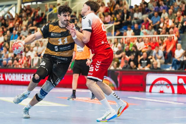 Doruk Pehlivan HC Elbflorenz 2006, 11 in duel with Felix Eißing TuSEM Essen, 21 TuSEM Essen vs HC Elbflorenz Dresden, Handball, 2 HBL, Matchday 29, Season 2025 26, 26 04 2026, TuSEM Essen vs HC Elbflorenz Dresden, Handball, 2 HBL, Matchday 29, Season 2025 26, 26 04 2026 Essen Copyright: xEibner-Pressefoto LukasxBaldygax EP_LBA