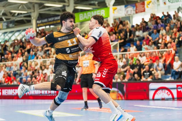 Doruk Pehlivan HC Elbflorenz 2006, 11 in a duel with Felix Eißing TuSEM Essen, 21 TuSEM Essen vs HC Elbflorenz Dresden, Handball, 2 HBL, Matchday 29, Season 2025 26, 26 04 2026, TuSEM Essen vs HC Elbflorenz Dresden, Handball, 2 HBL, Matchday 29, Season 2025 26, 26 04 2026 Essen Copyright: xEibner-Pressefoto LukasxBaldygax EP_LBA