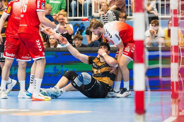 Doruk Pehlivan HC Elbflorenz 2006, 11 holds his nose on the ground, Finley Werschkull TuSEM Essen, 73 helps in high TuSEM Essen vs HC Elbflorenz Dresden, Handball, 2 HBL, 29 Matchday, Season 2025 26, 26 04 2026, TuSEM Essen vs HC Elbflorenz Dresden, Handball, 2 HBL, 29 Matchday, Season 2025 26, 26 04 2026 Essen Copyright: xEibner-Pressefoto LukasxBaldygax EP_LBA