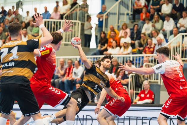 Sebastian Greß HC Elbflorenz 2006, 25 on jump shot, Valentin Willner TuSEM Essen, 05 wants to block TuSEM Essen vs HC Elbflorenz Dresden, Handball, 2 HBL, Matchday 29, Season 2025 26, 26 04 2026, TuSEM Essen vs HC Elbflorenz Dresden, Handball, 2 HBL, Matchday 29, Season 2025 26, 26 04 2026 Essen Copyright: xEibner-Pressefoto LukasxBaldygax EP_LBA