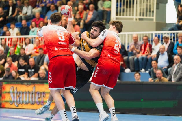 Valentin Willner TuSEM Essen, 05 with Doruk Pehlivan HC Elbflorenz 2006, 11 and Felix Eißing TuSEM Essen, 21 in duel TuSEM Essen vs HC Elbflorenz Dresden, Handball, 2 HBL, Matchday 29, Season 2025 26, 26 04 2026, TuSEM Essen vs HC Elbflorenz Dresden, Handball, 2 HBL, Matchday 29, Season 2025 26, 26 04 2026 Essen Copyright: xEibner-Pressefoto LukasxBaldygax EP_LBA