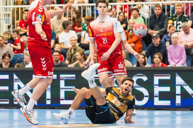 Sebastian Greß HC Elbflorenz 2006, 25 cries out when throwing and falls down, Felix Eißing TuSEM Essen, 21 TuSEM Essen vs HC Elbflorenz Dresden, Handball, 2 HBL, 29 Matchday, Season 2025 26, 26 04 2026, TuSEM Essen vs HC Elbflorenz Dresden, Handball, 2 HBL, 29 Matchday, Season 2025 26, 26 04 2026 Essen Copyright: xEibner-Pressefoto LukasxBaldygax EP_LBA