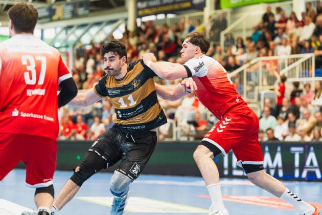 Doruk Pehlivan HC Elbflorenz 2006, 11 in duel with Felix Eißing TuSEM Essen, 21 TuSEM Essen vs HC Elbflorenz Dresden, Handball, 2 HBL, Matchday 29, Season 2025 26, 26 04 2026, TuSEM Essen vs HC Elbflorenz Dresden, Handball, 2 HBL, Matchday 29, Season 2025 26, 26 04 2026 Essen Copyright: xEibner-Pressefoto LukasxBaldygax EP_LBA